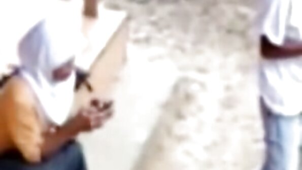 గార్జియస్ MILF అడవిలో ఒక చిన్న పిల్లవాడిని ఫక్ చేసింది