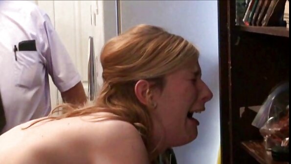 Emily isst Angela Sommers im Badezimmer aus